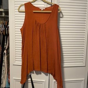 Gauze shark bite sleeveless top.